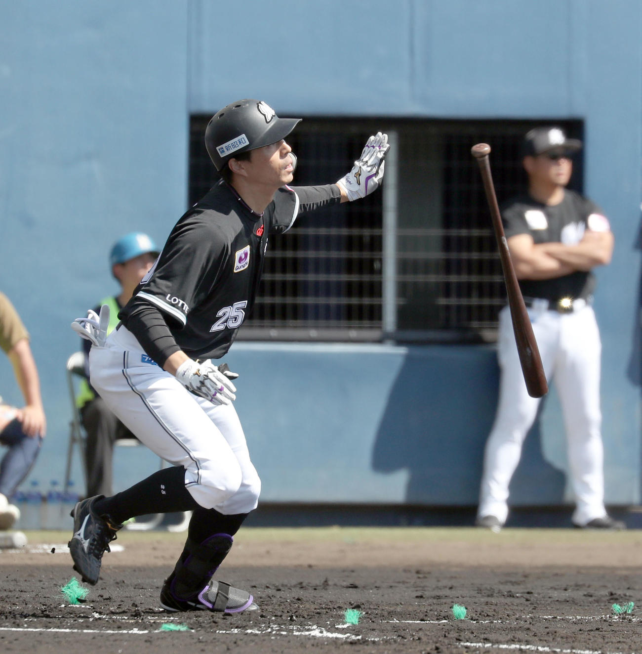 日本ハム対ロッテ　2回表ロッテ1死、岡は左越え本塁打を放つ（撮影・佐藤翔太）