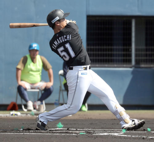 日本ハム対ロッテ　1回表ロッテ2死、山口は先制となる左越え本塁打を放つ（撮影・佐藤翔太）