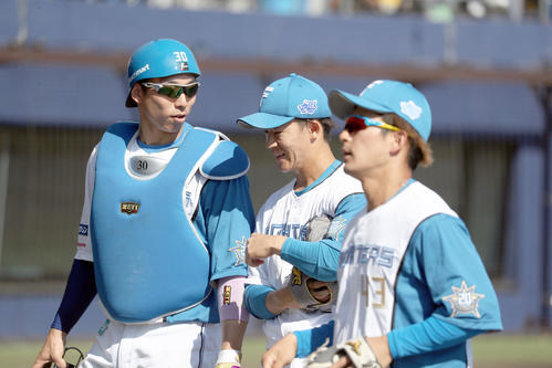 日本ハム対ロッテ　日本ハム宇佐見（左）と笑顔で会話しながらベンチに戻る矢沢（撮影・佐藤翔太）