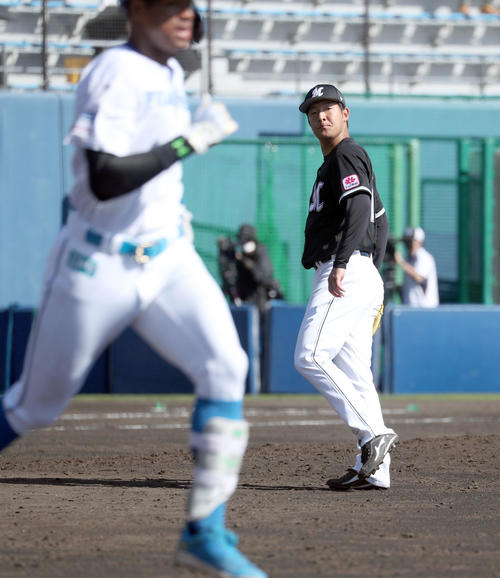日本ハム対ロッテ　7回裏日本ハム2死一、二塁、万波を投ゴロに仕留める土肥（撮影・佐藤翔太）