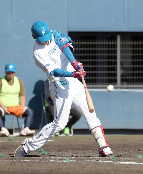 日本ハム対ロッテ　8回裏日本ハム無死、野村は中越え本塁打を放つ（撮影・佐藤翔太）