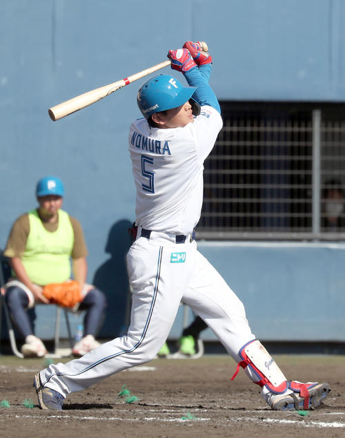 日本ハム対ロッテ　8回裏日本ハム無死、野村は中越え本塁打を放つ（撮影・佐藤翔太）