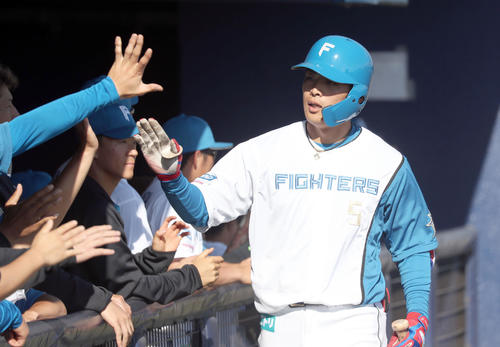 日本ハム対ロッテ　8回裏日本ハム無死、野村は中越え本塁打を放ちナインに出迎えられる（撮影・佐藤翔太）