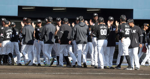 日本ハム対ロッテ　試合終了後、ハイタッチをするロッテナイン（撮影・佐藤翔太）