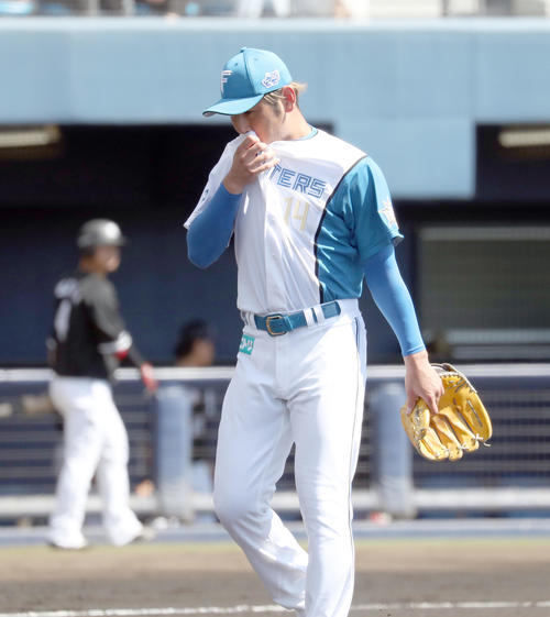 日本ハム対ロッテ　汗を拭いながらベンチに戻る日本ハム加藤貴（撮影・佐藤翔太）