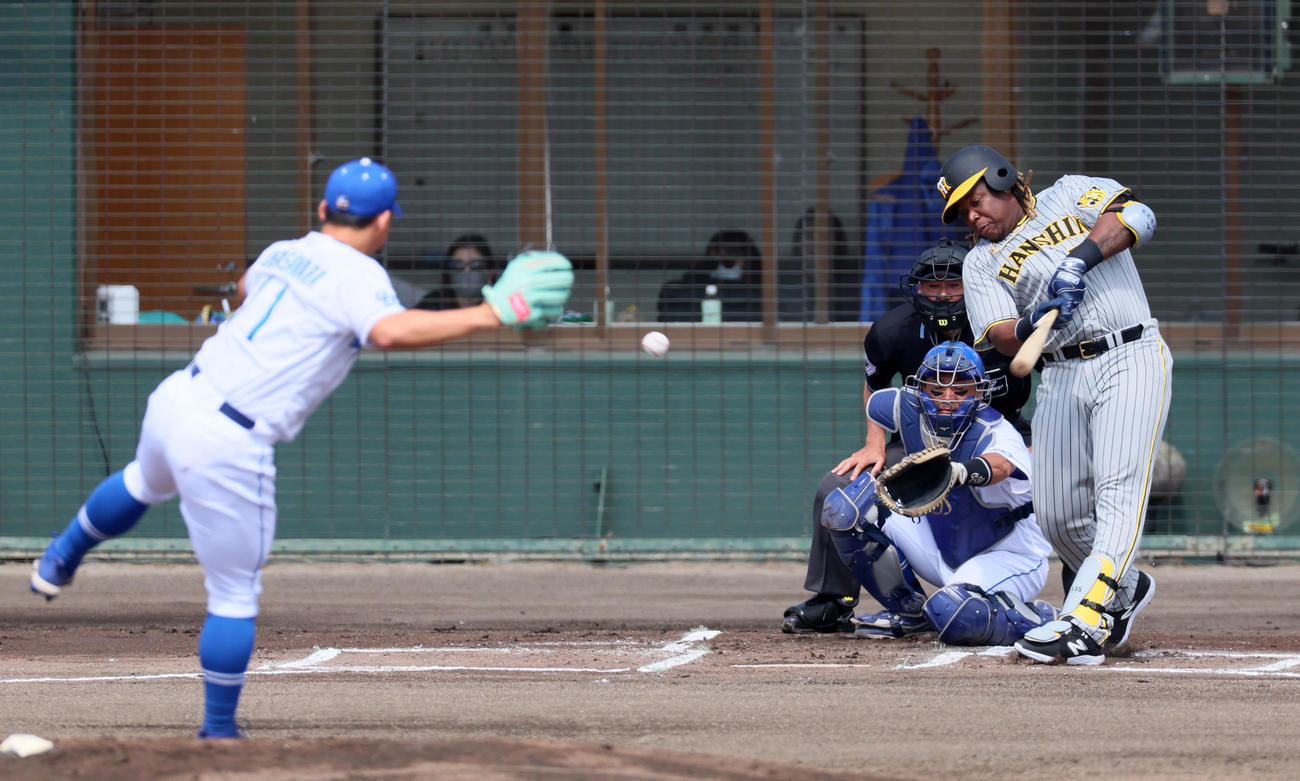 中日対阪神　1回表阪神1死二塁、ミエセスは右前打を放つ。投手は小笠原（撮影・加藤哉）
