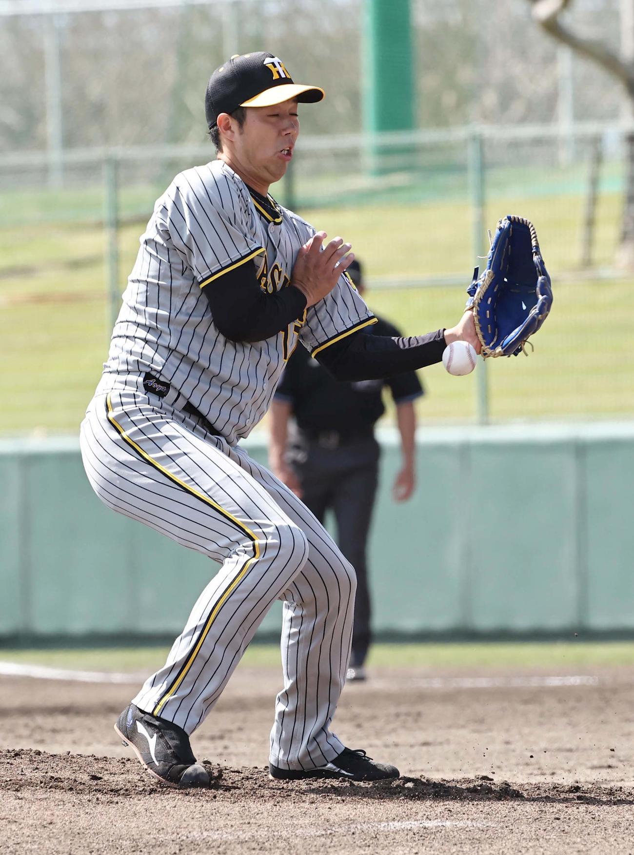 中日対阪神練習試合　2回裏中日2死、青柳は溝脇の打球をグラブではじき内野安打を許す（撮影・上田博志）