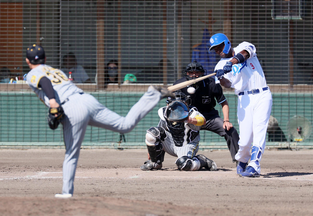 中日対阪神　5回裏中日2死一、三塁、アキーノは左へ適時二塁打を放つ。投手は浜地（撮影・加藤哉）