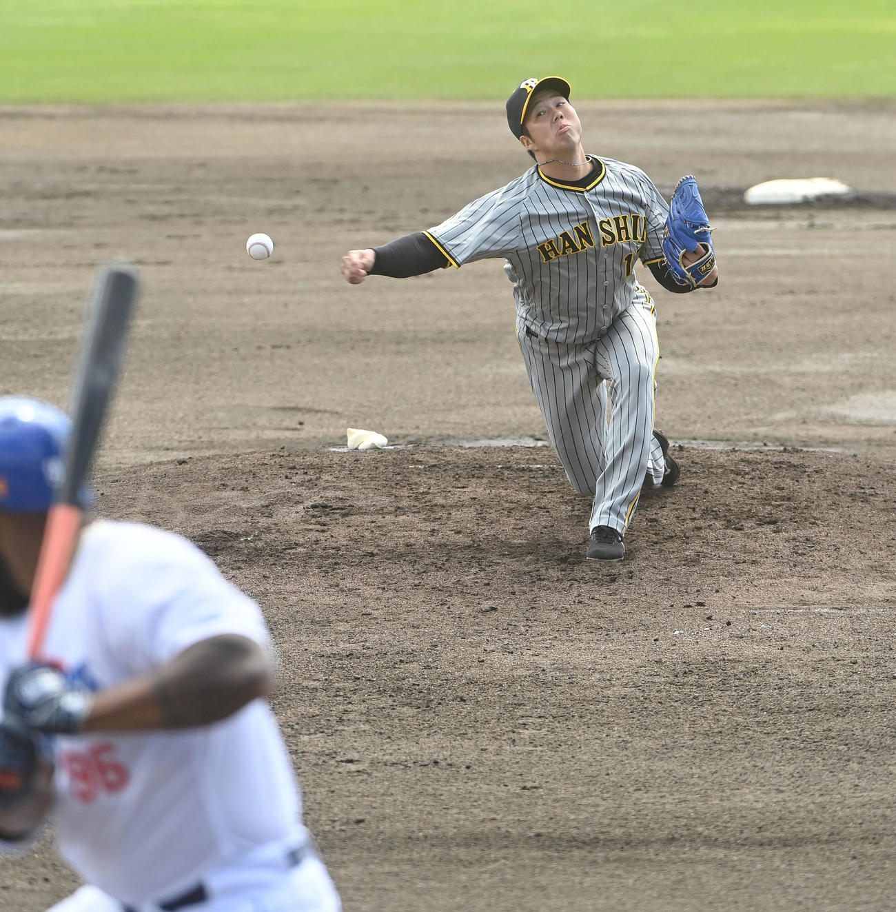 中日対阪神　中日対阪神　1回裏、登板する阪神先発の青柳（撮影・森本幸一）