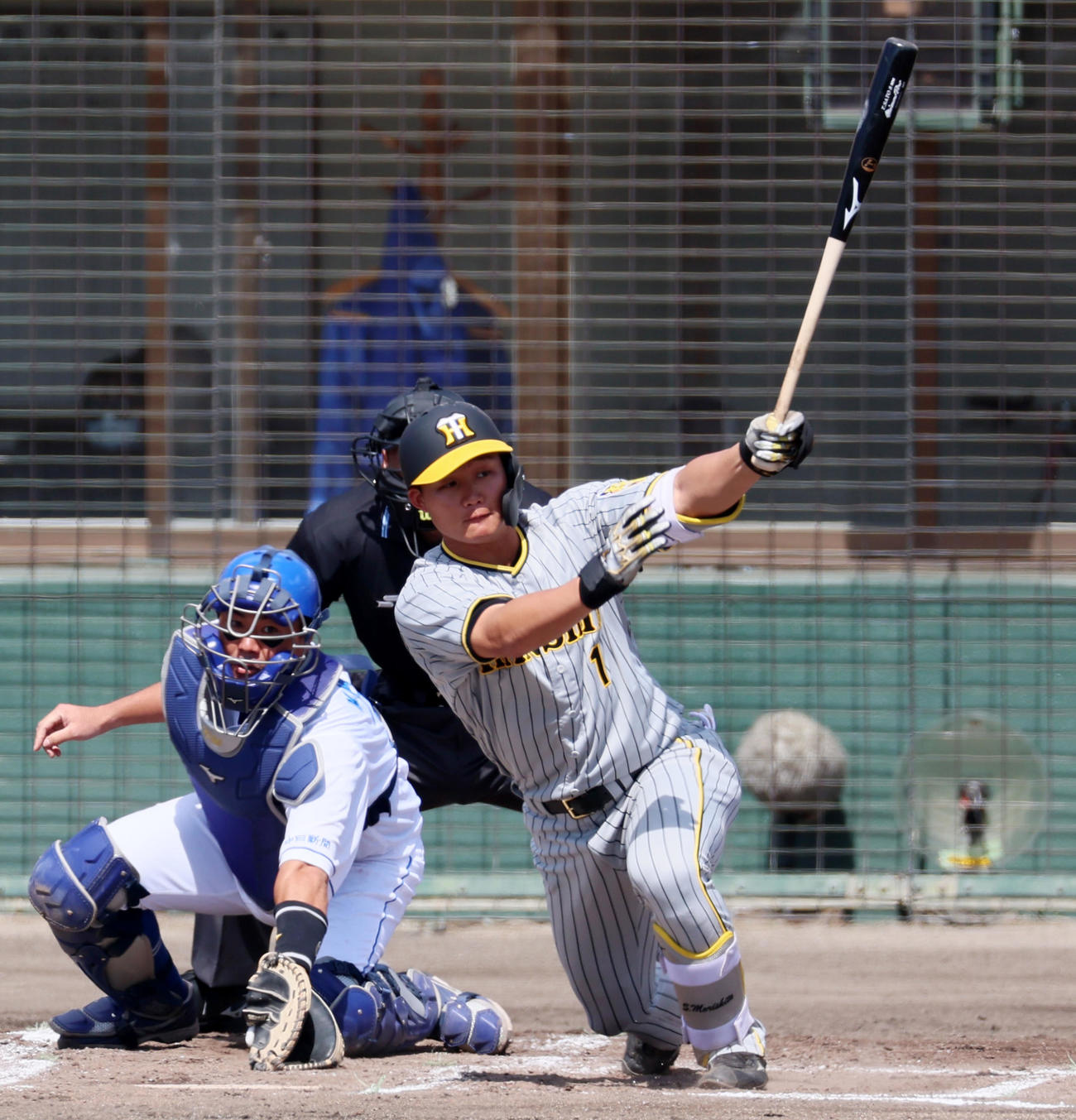 中日対阪神　2回表阪神無死一塁、森下は左へ適時二塁打を放つ（撮影・加藤哉）