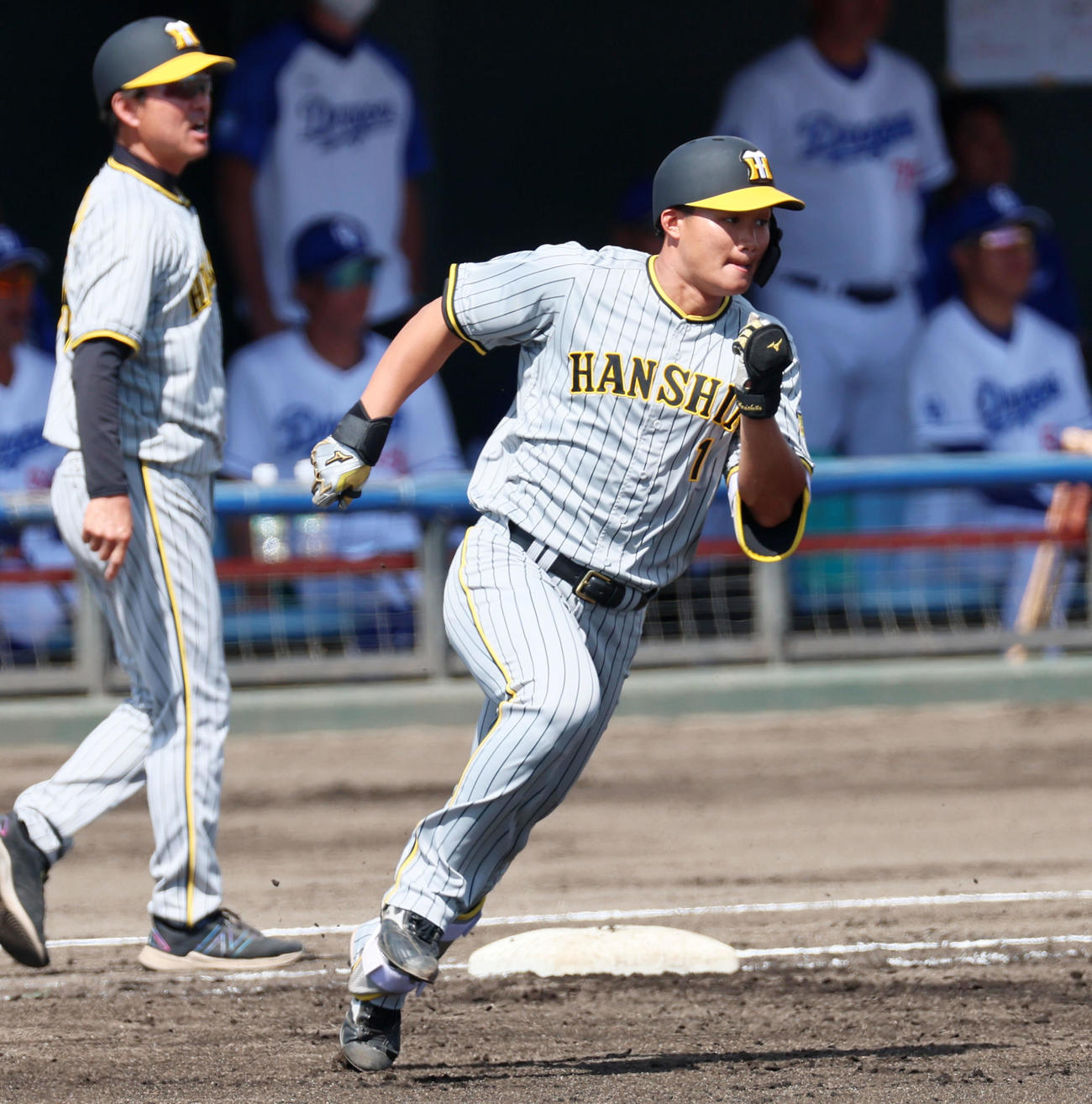 中日対阪神　2回表阪神無死一塁、森下は左へ適時二塁打を放つ（撮影・加藤哉）