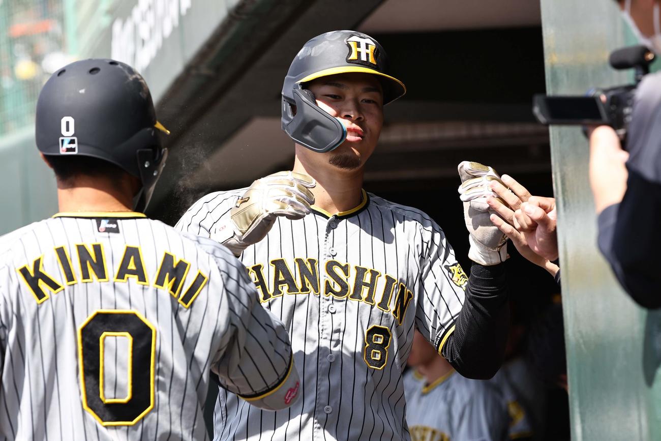 中日対阪神練習試合　2回表阪神無死一塁、佐藤輝は森下の左翼線同点適時二塁打で生還する（撮影・上田博志）