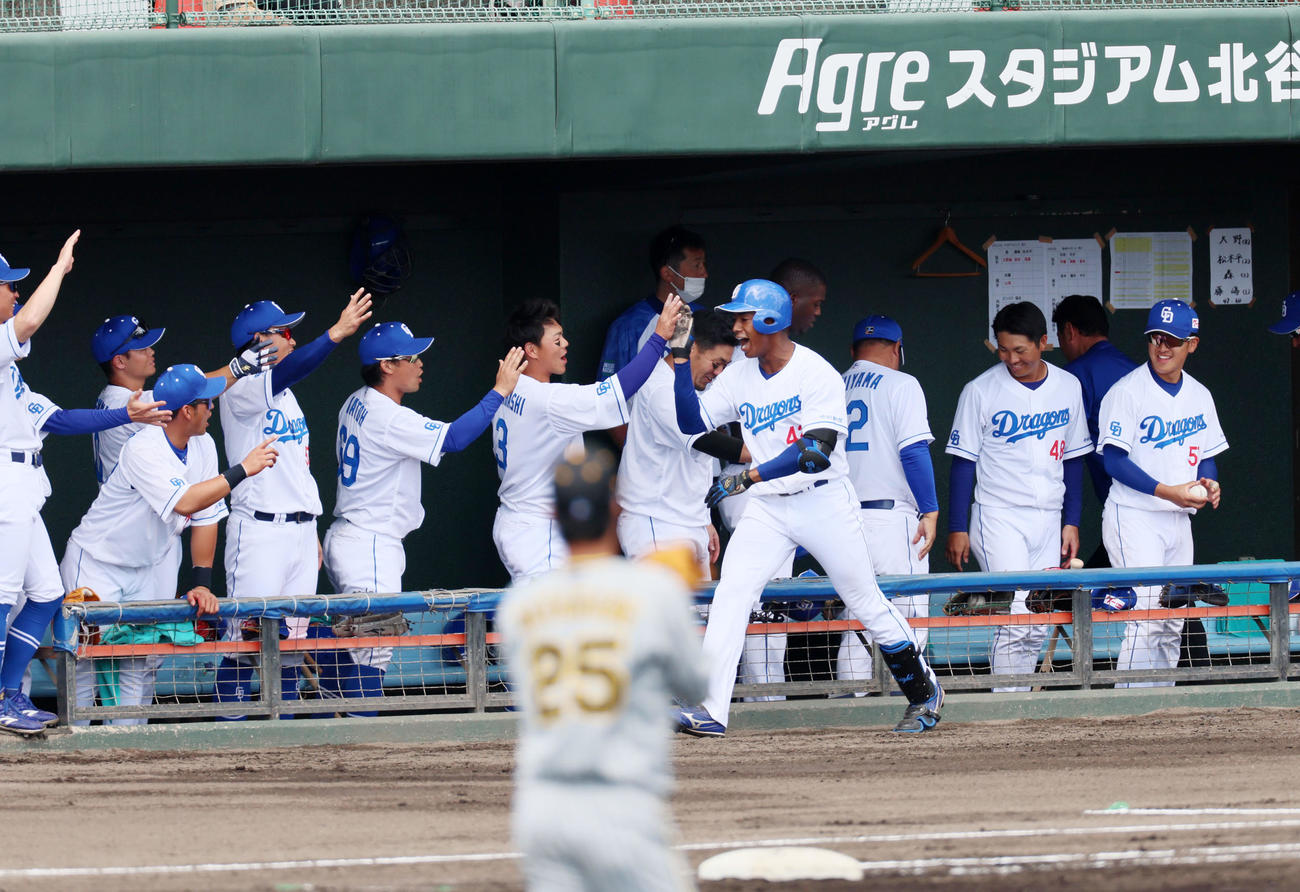 中日対阪神　1回裏中日無死、ブライト健太（右）は右越え本塁打を放ちベンチのナインとタッチする（撮影・加藤哉）