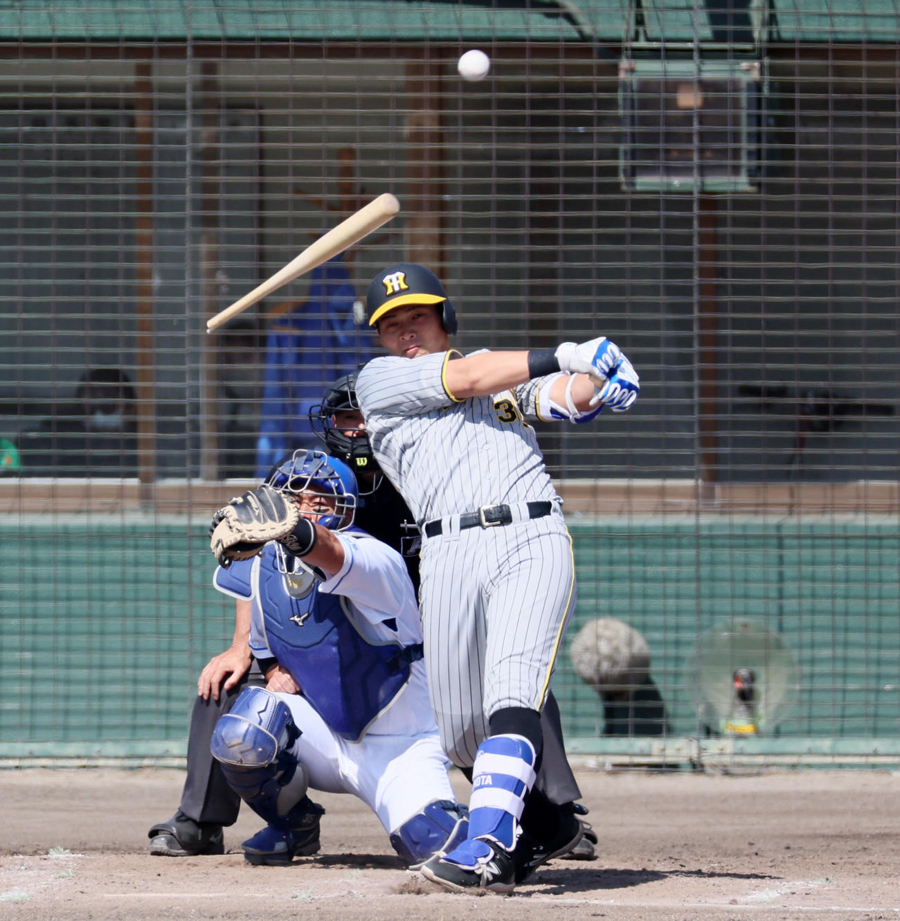 中日対阪神　4回表阪神無死、井上はバットを折りながら左前打を放つ（撮影・加藤哉）