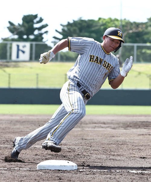 中日対阪神練習試合　2回表阪神1死一、二塁、木浪の左前勝ち越し適時打で三塁を回り生還する森下（撮影・上田博志）