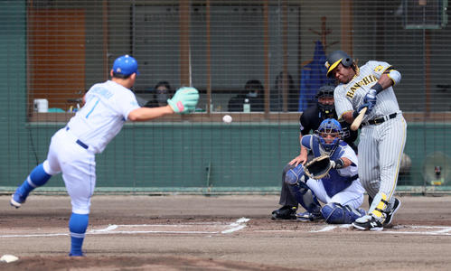 中日対阪神　1回表阪神1死二塁、ミエセスは右前打を放つ。投手は小笠原（撮影・加藤哉）