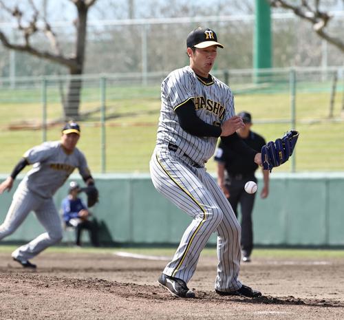 中日対阪神練習試合　2回裏中日2死、青柳は溝脇の打球をグラブではじき内野安打を許す（撮影・上田博志）