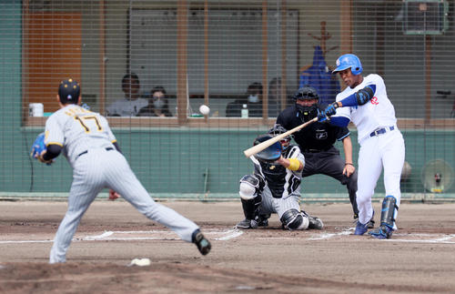 中日対阪神　1回裏中日無死、ブライト健太は右越え本塁打を放つ。投手は青柳（撮影・加藤哉）