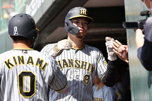 中日対阪神練習試合　2回表阪神無死一塁、佐藤輝は森下の左翼線同点適時二塁打で生還する（撮影・上田博志）