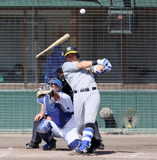 中日対阪神　4回表阪神無死、井上はバットを折りながら左前打を放つ（撮影・加藤哉）