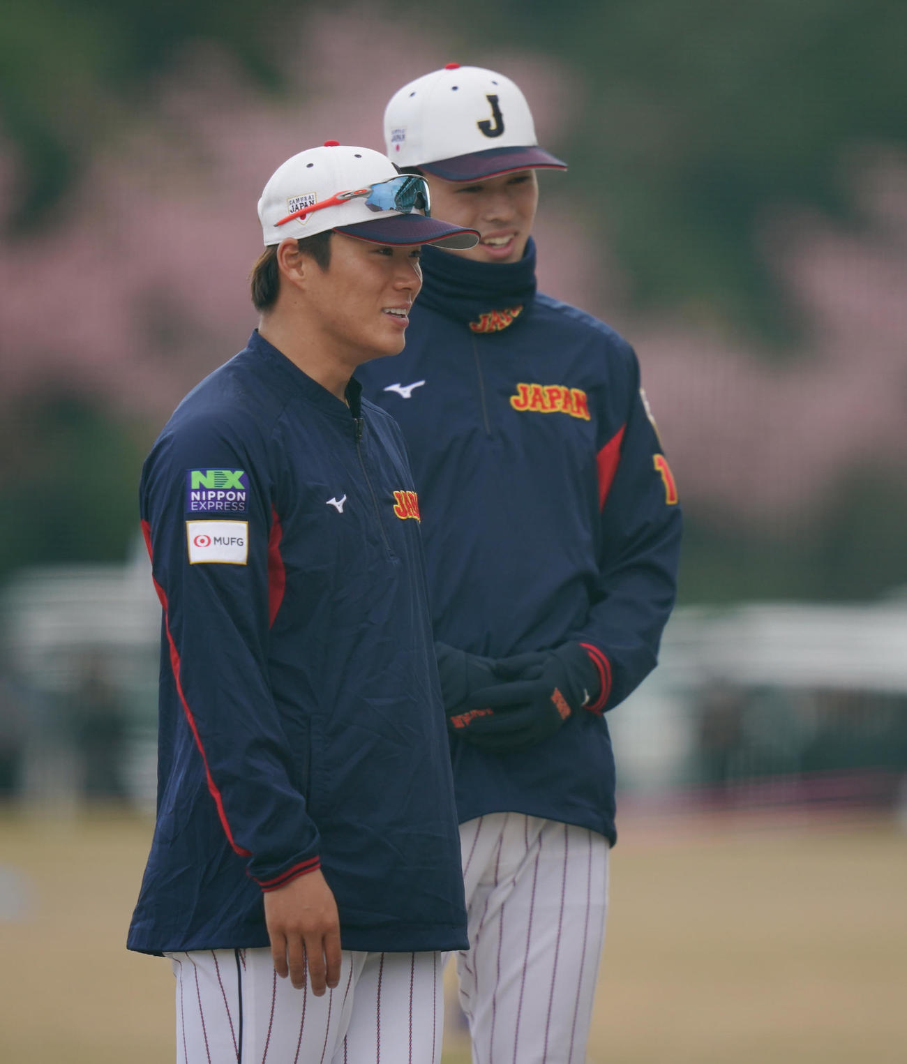 練習の合間に笑顔を見せる山本（手前）と佐々木（撮影・垰建太）