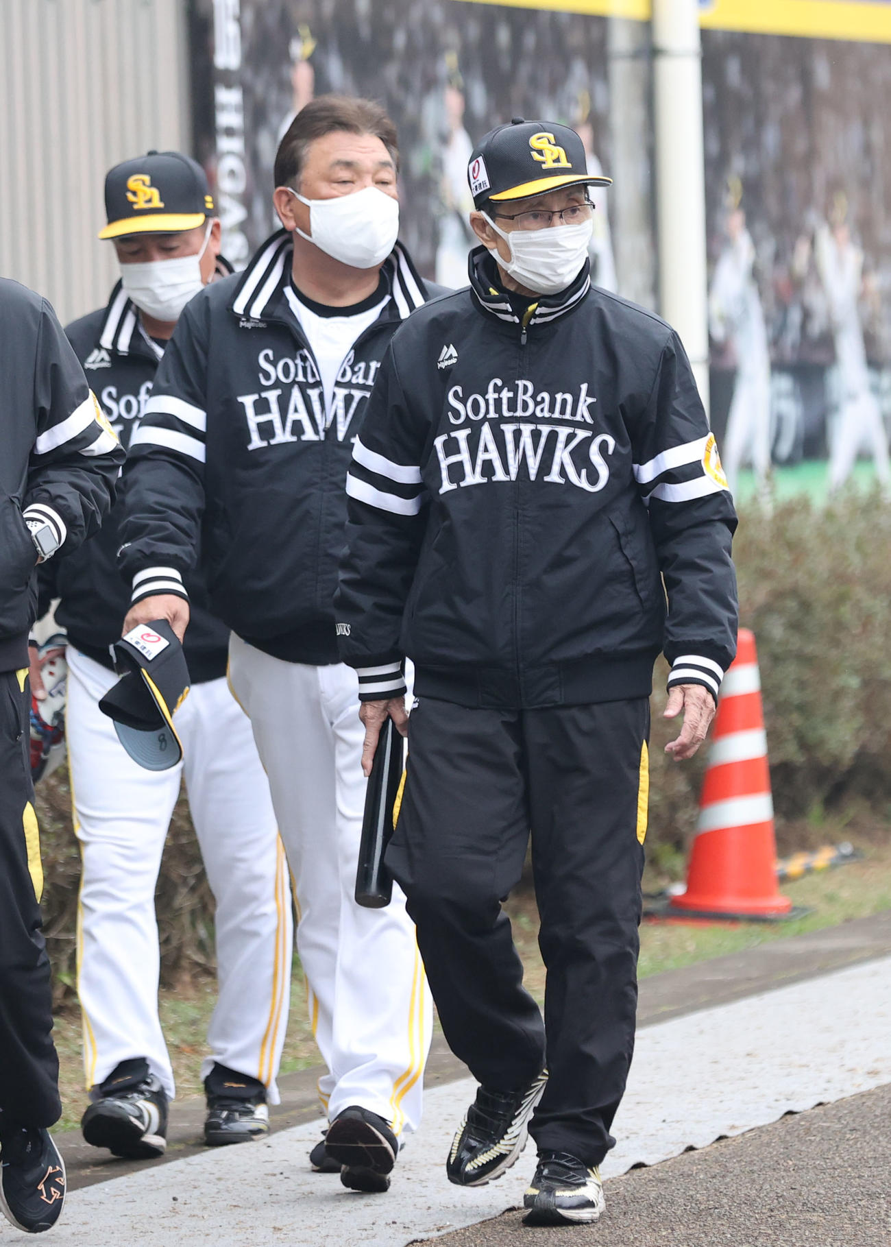 ファンにあいさつしながら室内練習場に向かう王貞治球団会長と藤本博史監督（撮影・梅根麻紀）