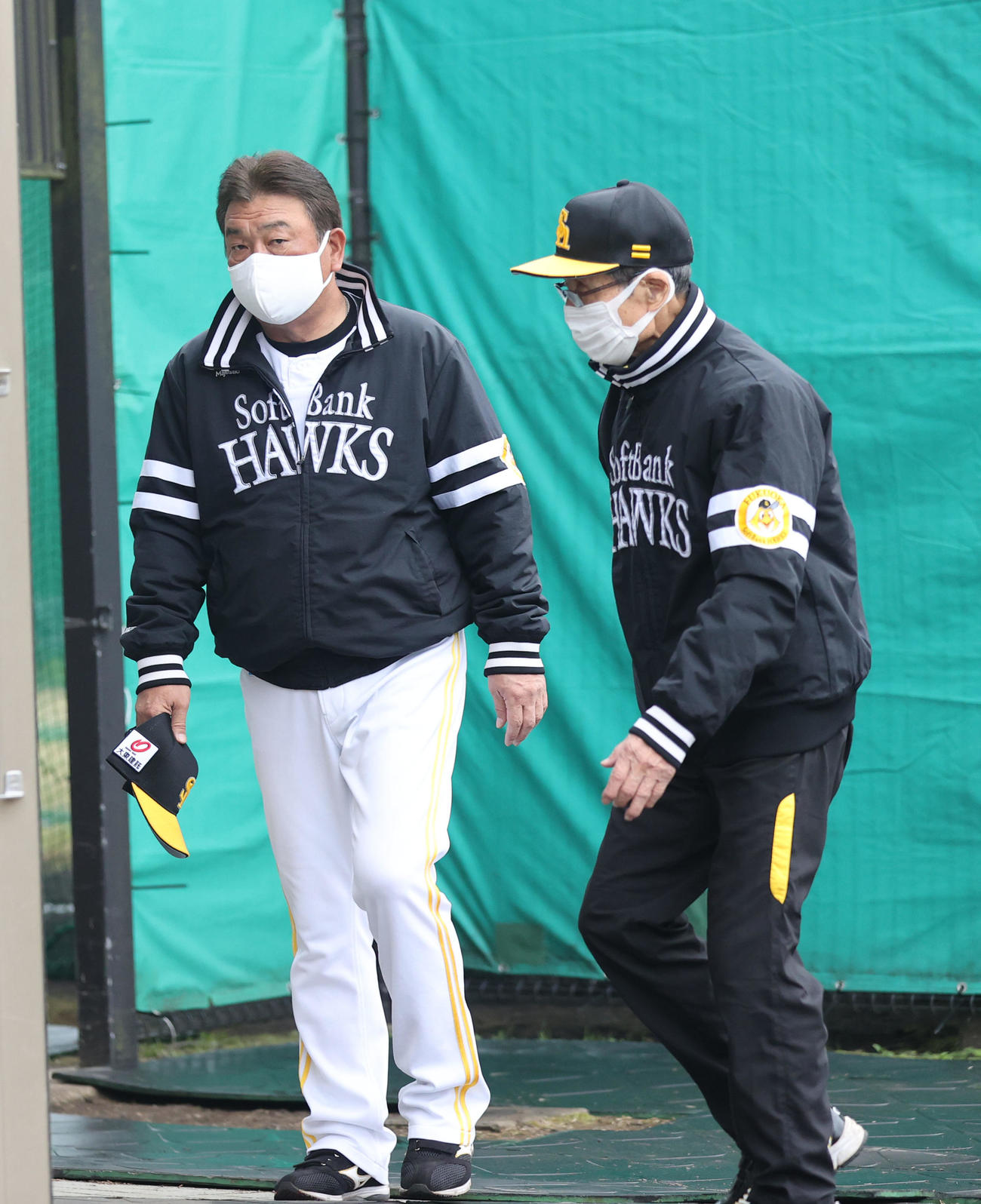 ファンにあいさつしながら室内練習場に向かう王貞治球団会長と藤本博史監督（左）（撮影・梅根麻紀）