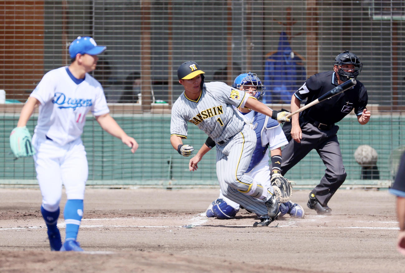 中日対阪神　2回表阪神無死一塁、森下は左へ適時二塁打を放つ。投手は小笠原（撮影・加藤哉）
