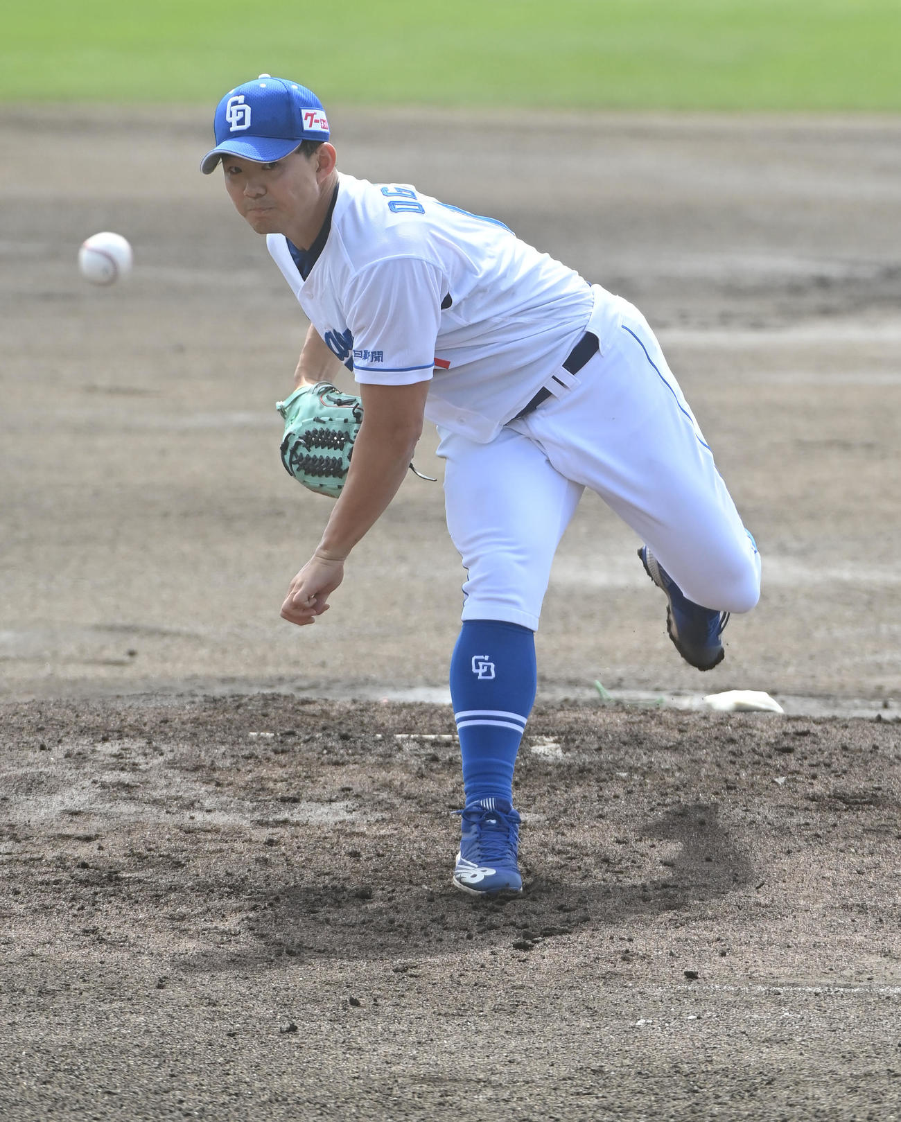 中日対阪神　中日対阪神　1回表、登板する中日先発の小笠原（撮影・森本幸一）