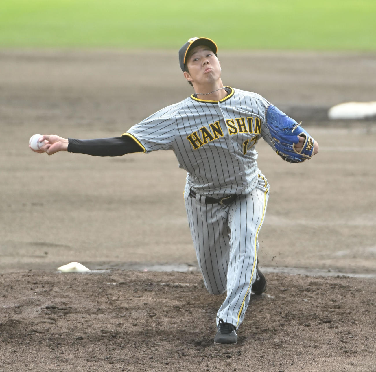 中日対阪神　中日対阪神　1回裏、登板する阪神先発の青柳（撮影・森本幸一）