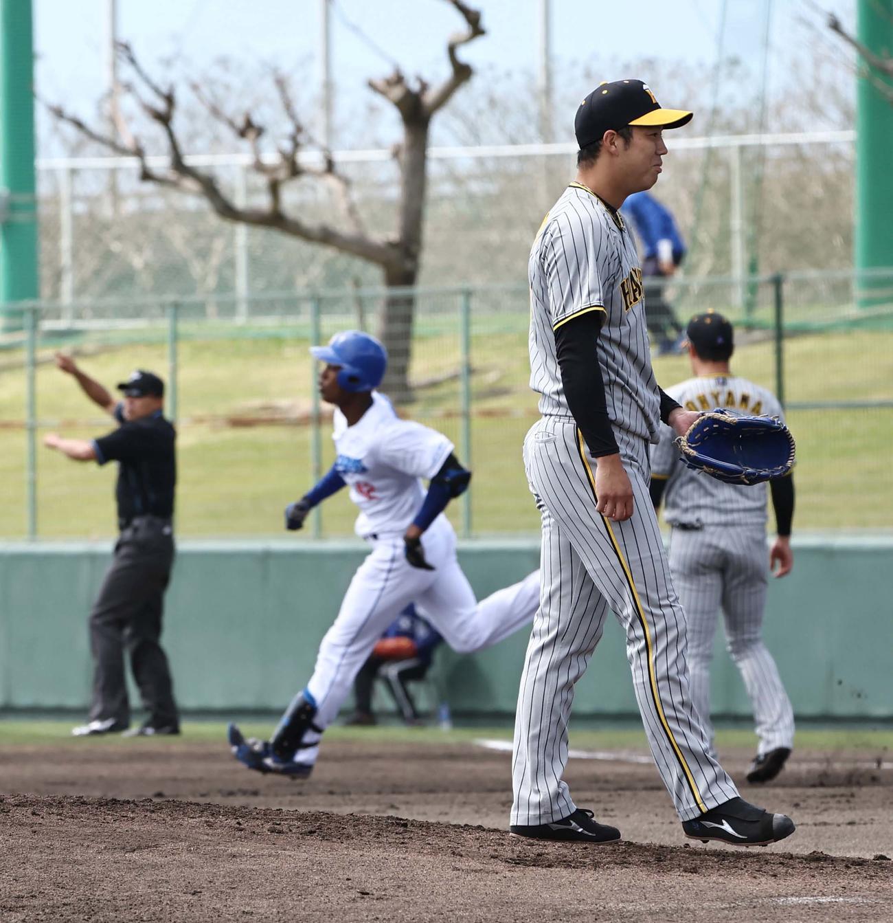 中日対阪神練習試合　1回裏中日無死、青柳（右）はブライトに右越え本塁打を浴びる（撮影・上田博志）