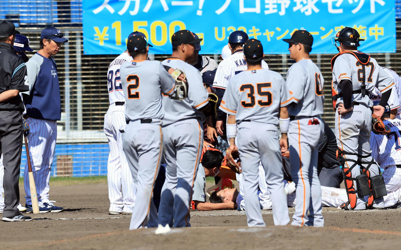 ヤクルト対巨人　5回裏ヤクルト2死、元山〔（下中央）は頭部死球を受け治療を受ける。左は高津監督（撮影・浅見桂子）