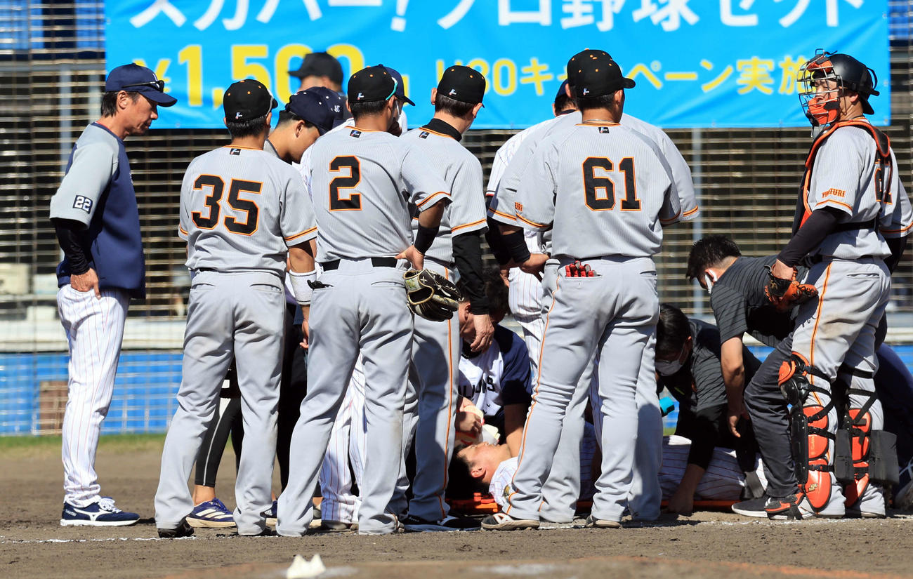 ヤクルト対巨人　5回裏ヤクルト2死、元山〔（下中央）は頭部死球を受け治療を受ける。左は高津監督（撮影・浅見桂子）