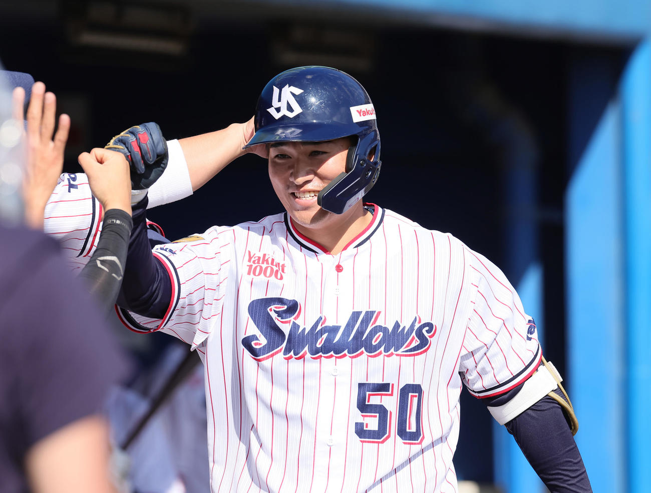 ヤクルト対巨人　6回裏ヤクルト無死、北村は左越え本塁打を放ち祝福に笑顔を見せる（撮影・足立雅史）