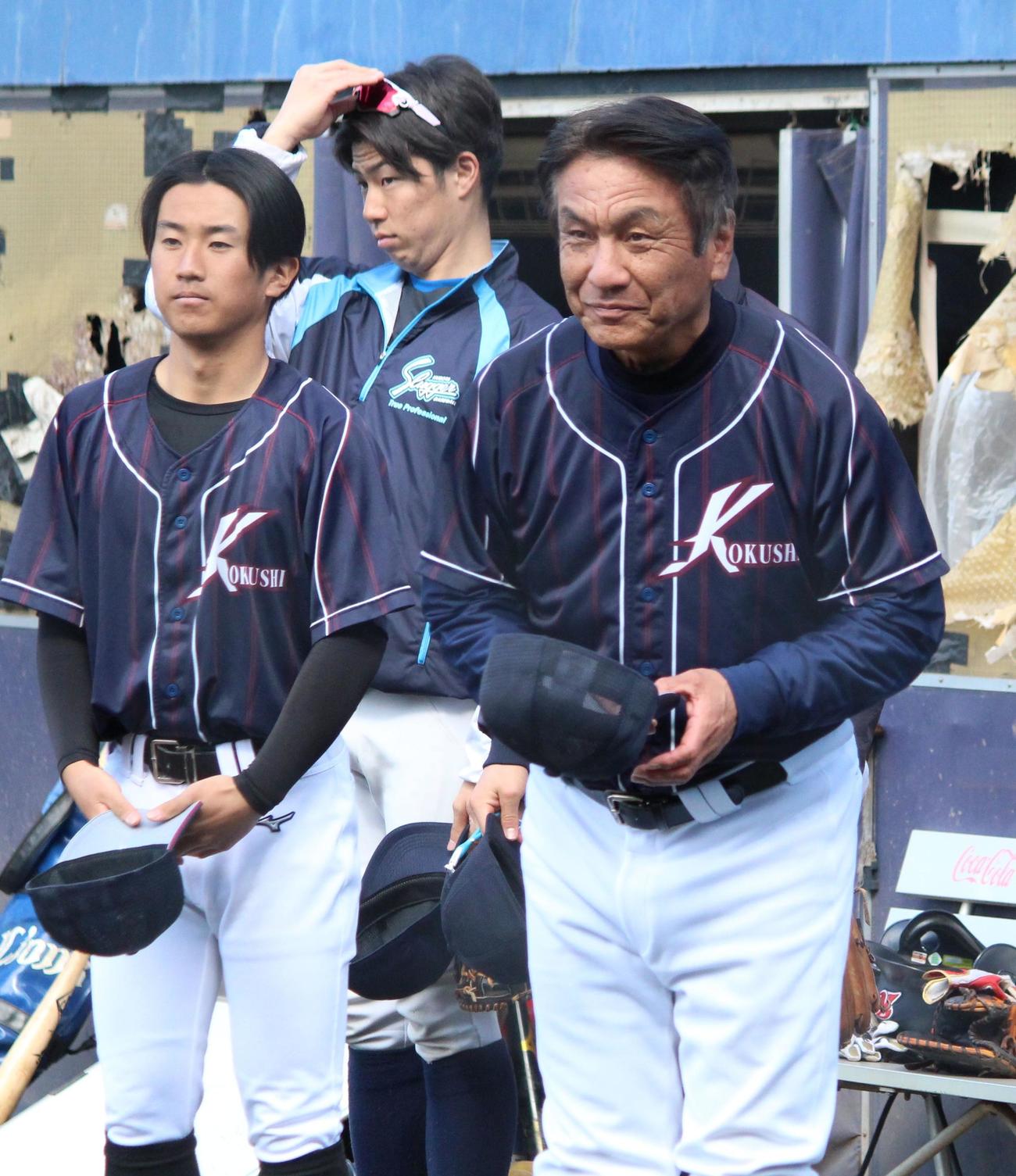 日大国際関係対国士舘大　試合後、あいさつをする国士舘大・長井監督（右）（撮影・保坂恭子）
