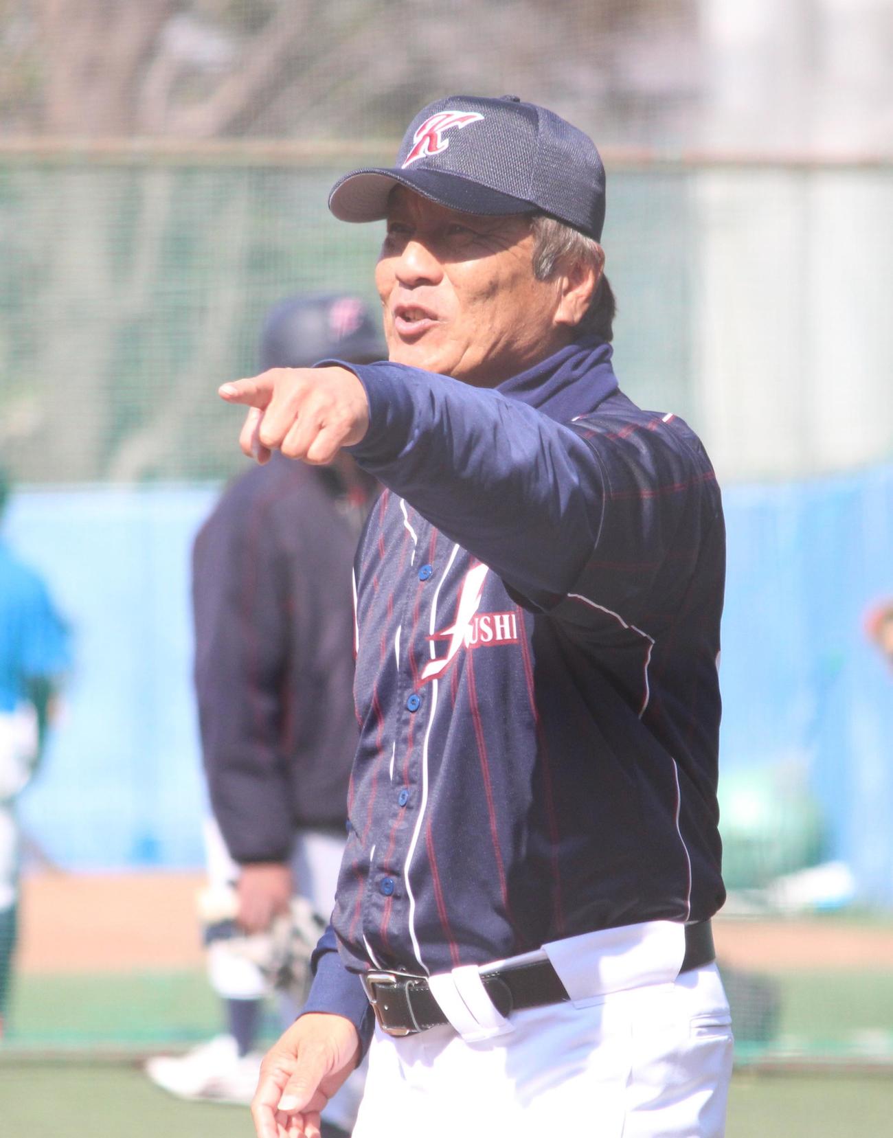 日大国際関係対国士舘大　今季初のオープン戦の指揮をとった国士舘大・長井監督（撮影・保坂恭子）