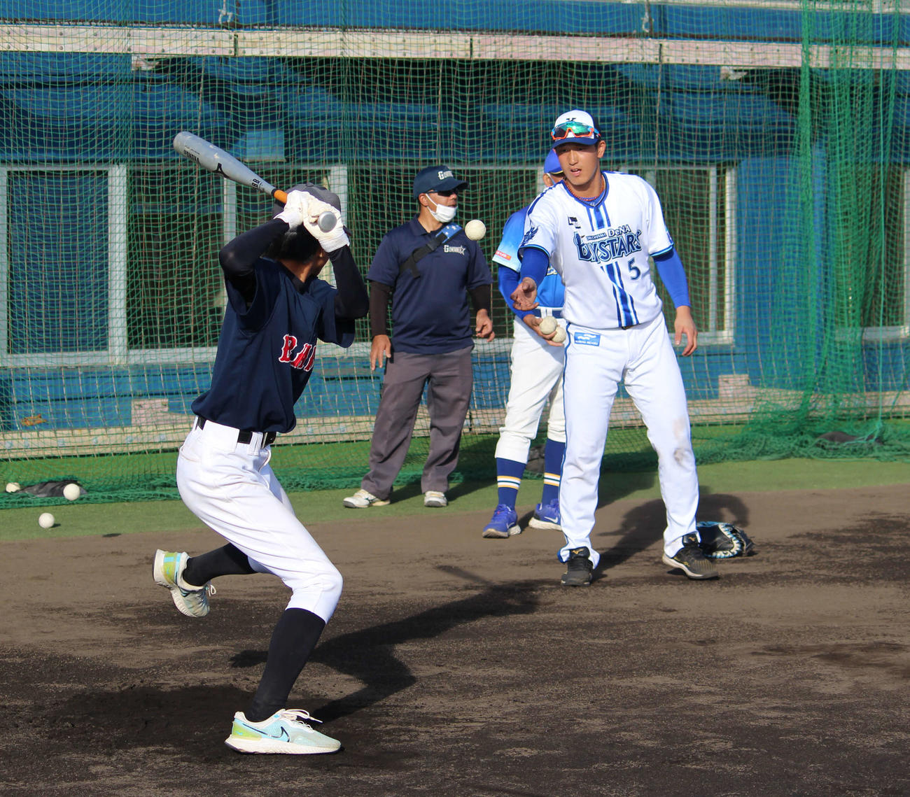 野球教室でボールを投げるDeNA松尾（撮影・久保賢吾）