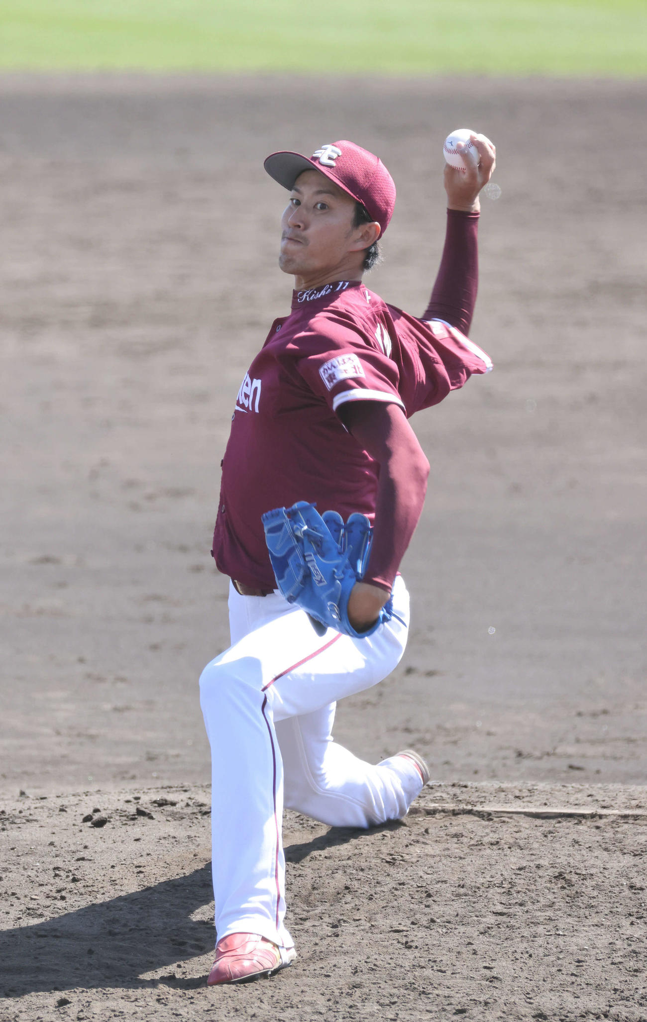 練習試合広島対楽天　3回裏広島、楽天2番手の岸（撮影・加藤孝規）