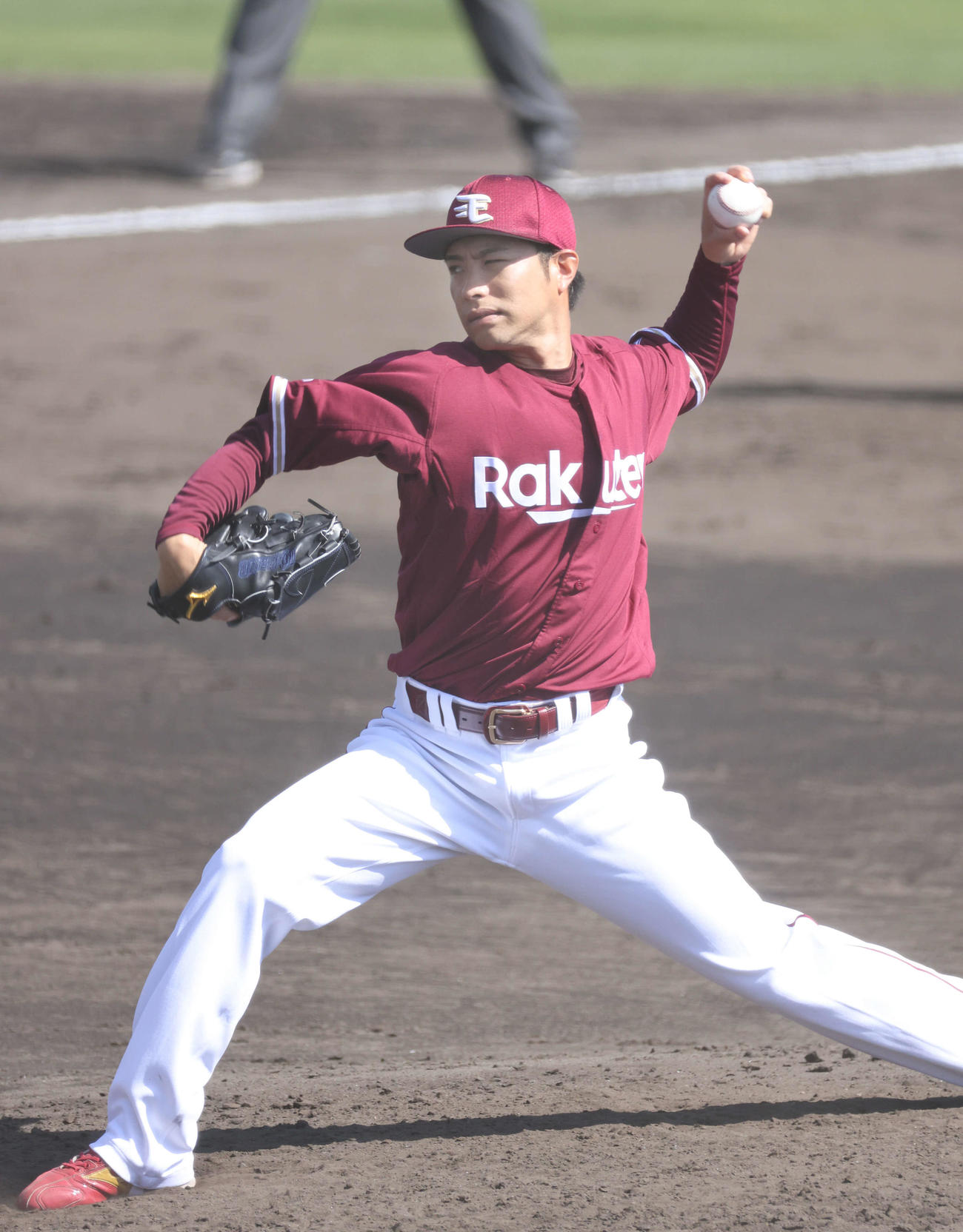練習試合広島対楽天　5回裏広島、楽天3番手の辛島（撮影・加藤孝規）