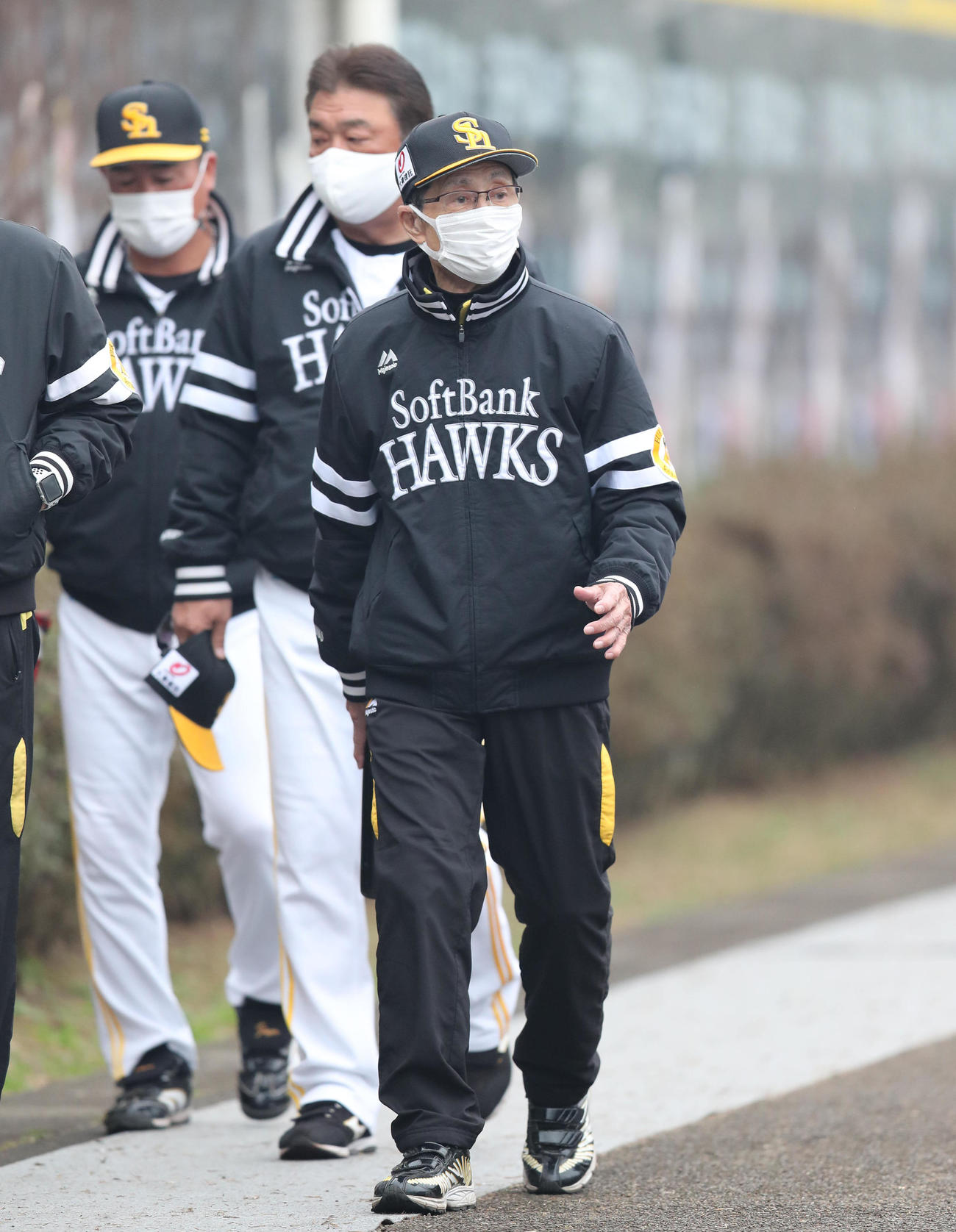 ファンにあいさつしながら室内練習場に向かう王貞治球団会長と藤本博史監督（撮影・梅根麻紀）