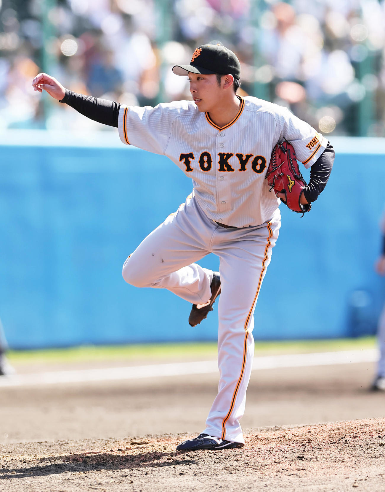 ヤクルト対巨人　巨人先発の赤星（撮影・足立雅史）
