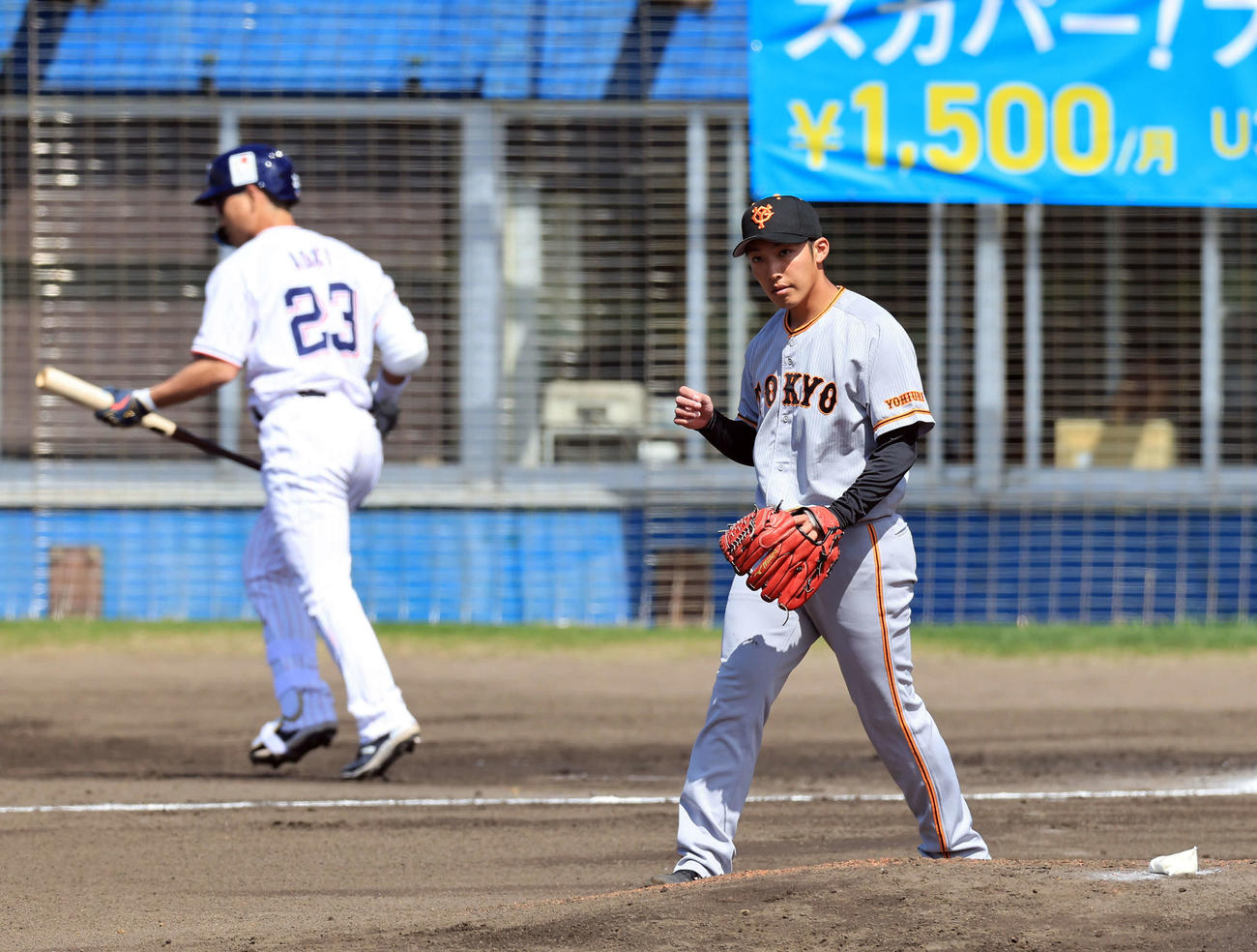 ヤクルト対巨人　1回裏ヤクルト無死、青木を空振り三振に仕留めた赤星（撮影・浅見桂子）