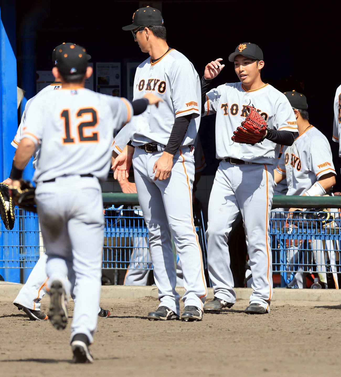 ヤクルト対巨人　4回裏ヤクルトの攻撃を抑え、野手を迎える赤星（右）（撮影・浅見桂子）