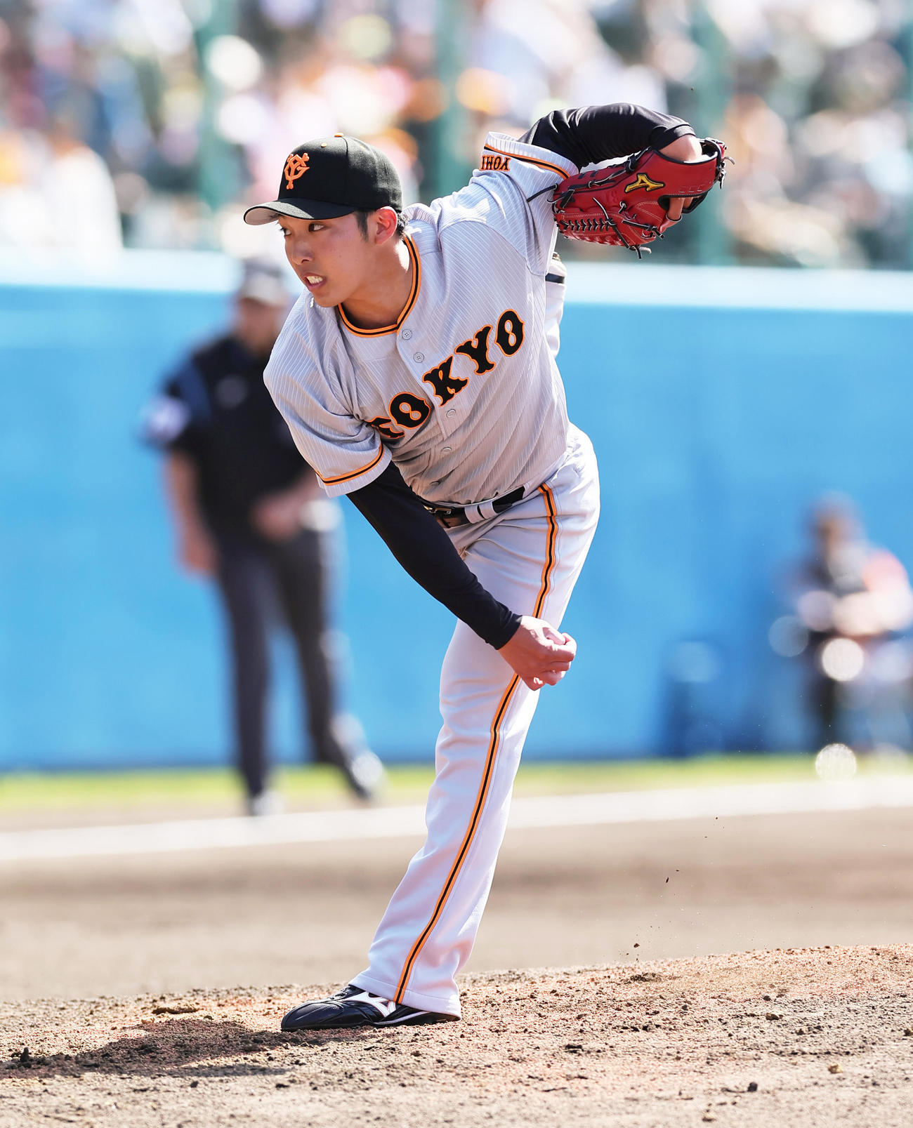 ヤクルト対巨人　巨人先発の赤星（撮影・足立雅史）
