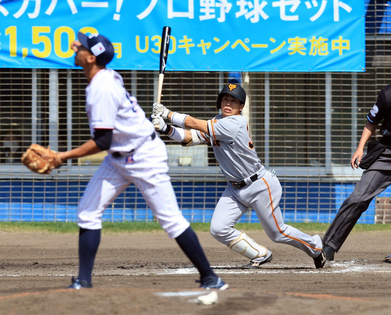 ヤクルト対巨人　3回表巨人無死一塁、門脇は右越えに先制適時二塁打を放つ。投手エスピナル（撮影・浅見桂子）