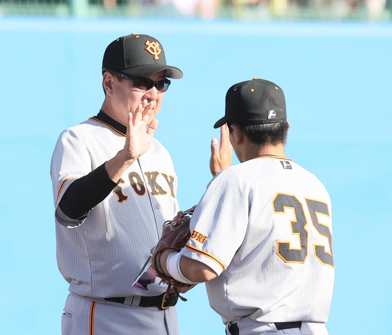 ヤクルト対巨人　勝利し巨人門脇（右）をタッチで迎える原監督（撮影・足立雅史）