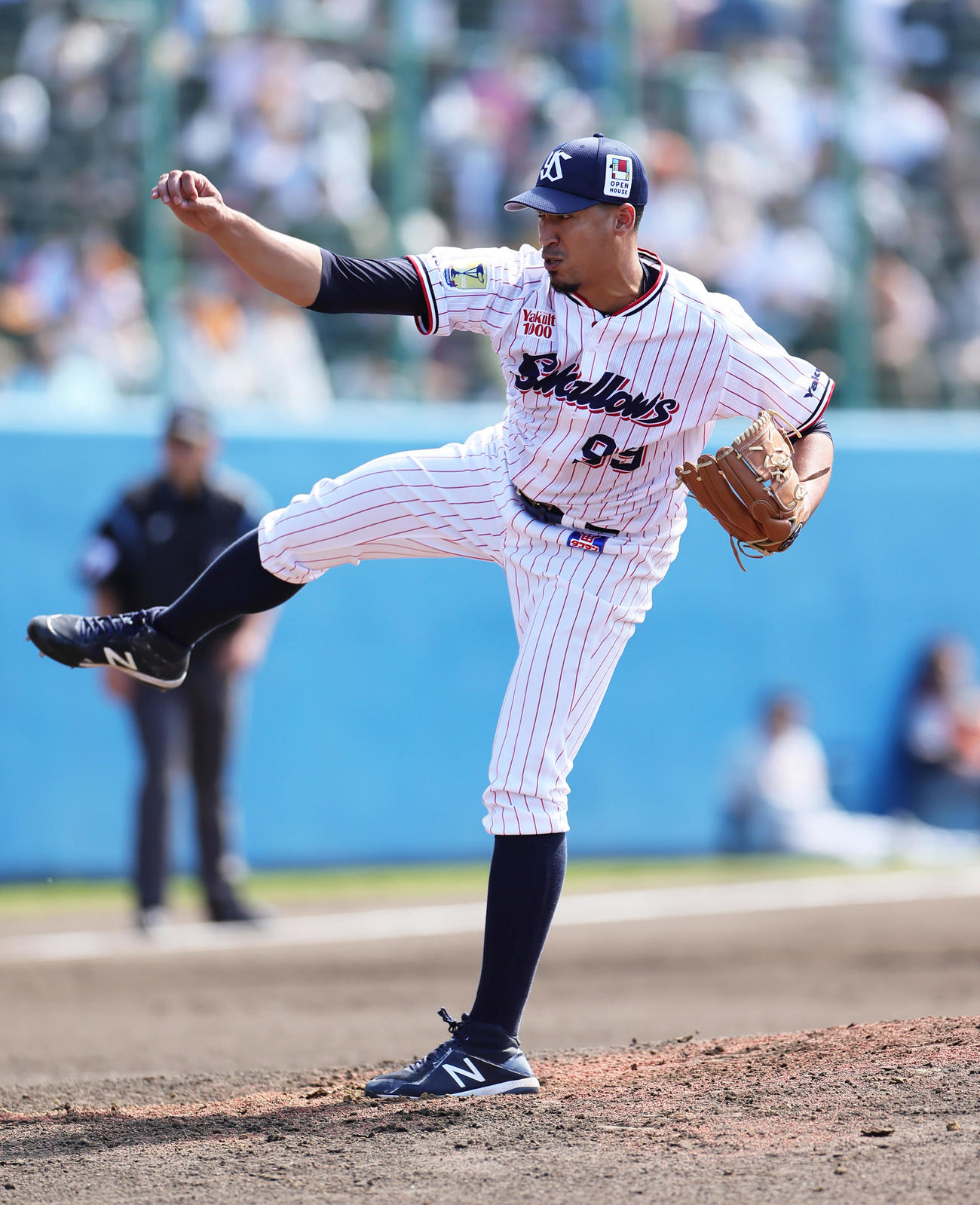 ヤクルト対巨人　ヤクルト2番手のエスピナル（撮影・足立雅史）