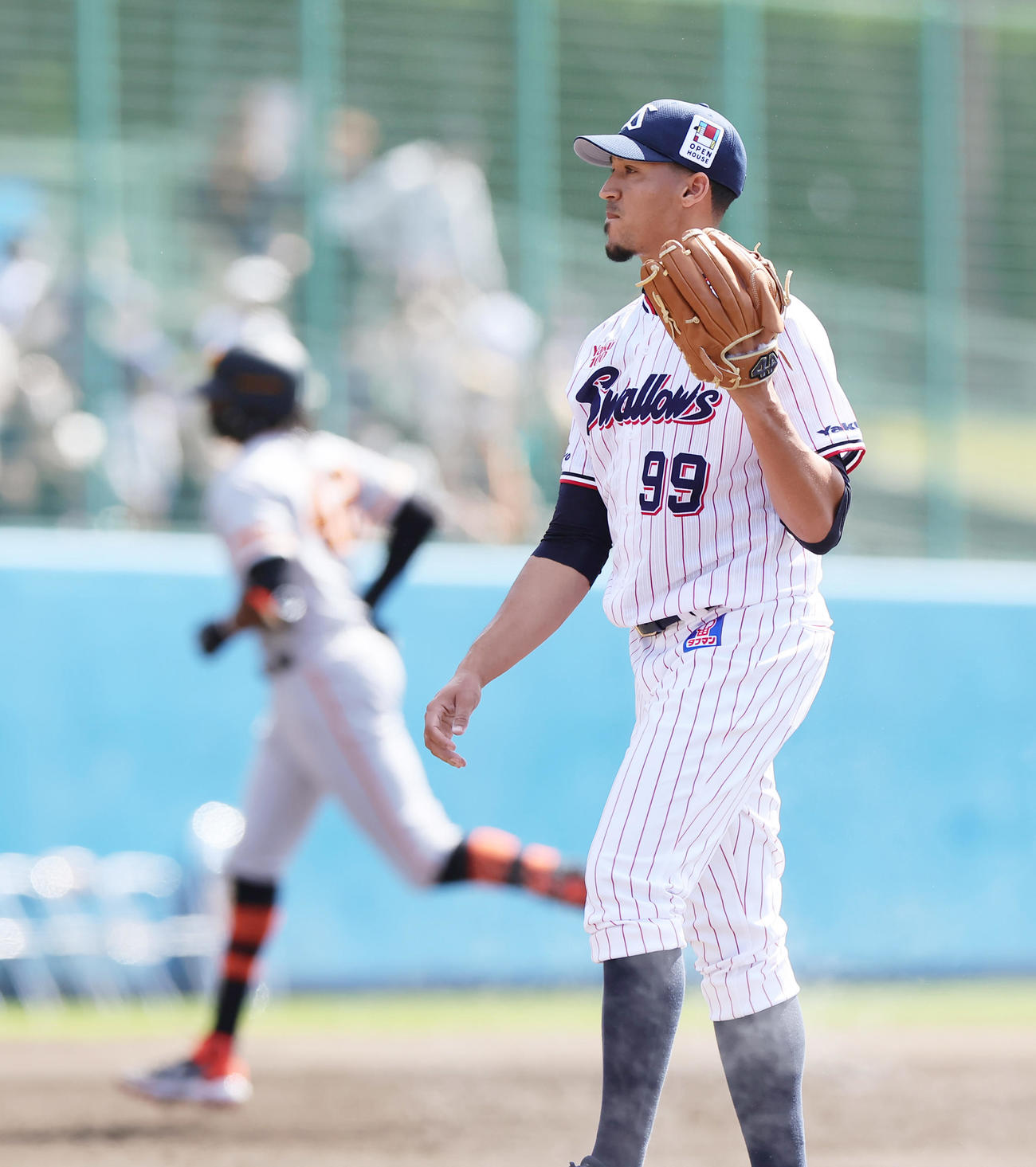 ヤクルト対巨人　3回表巨人無死一、三塁、ブリンソン（後方）に左越え3点本塁打を許すエスピナル（撮影・足立雅史）