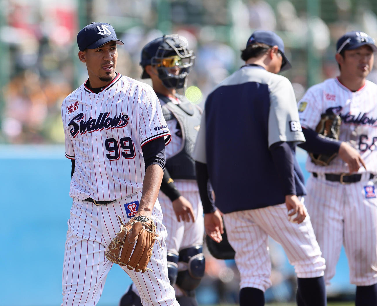 ヤクルト対巨人　4回途中で降板するヤクルト2番手のエスピナル（左端）（撮影・足立雅史）