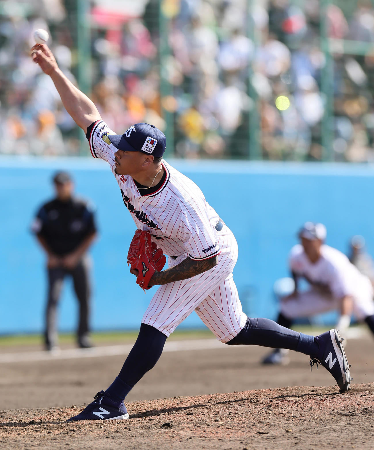 ヤクルト対巨人　5回から登板したヤクルトのケラ（撮影・足立雅史）